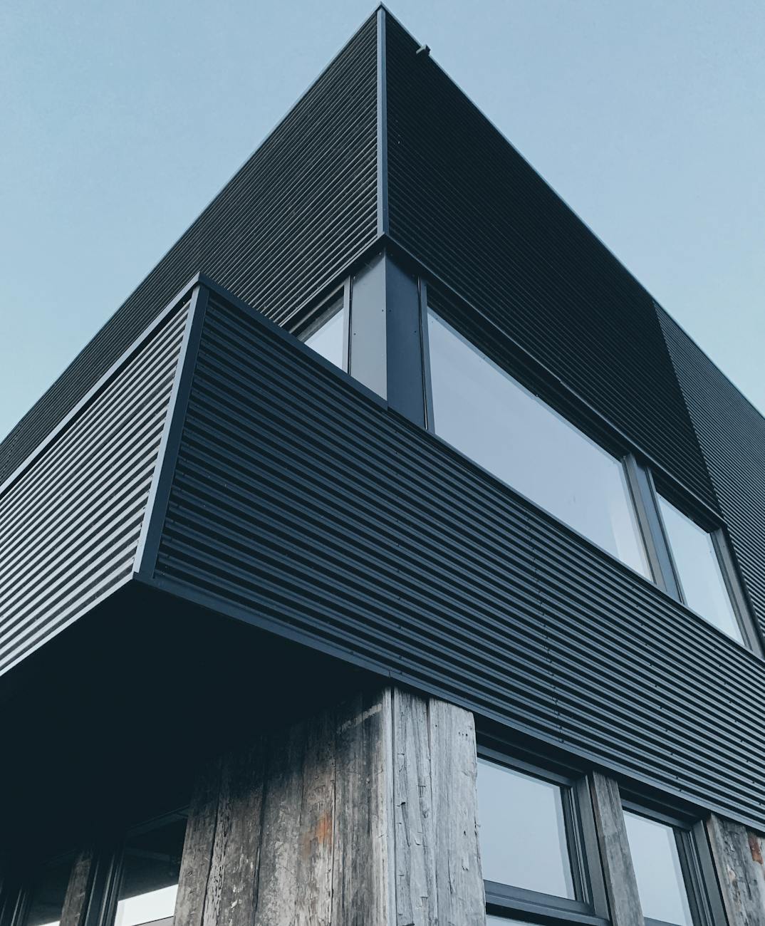 Moderne dunkle Fassade