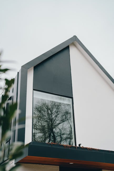 Moderner Neubau mit anthrazitfarbenem Dach